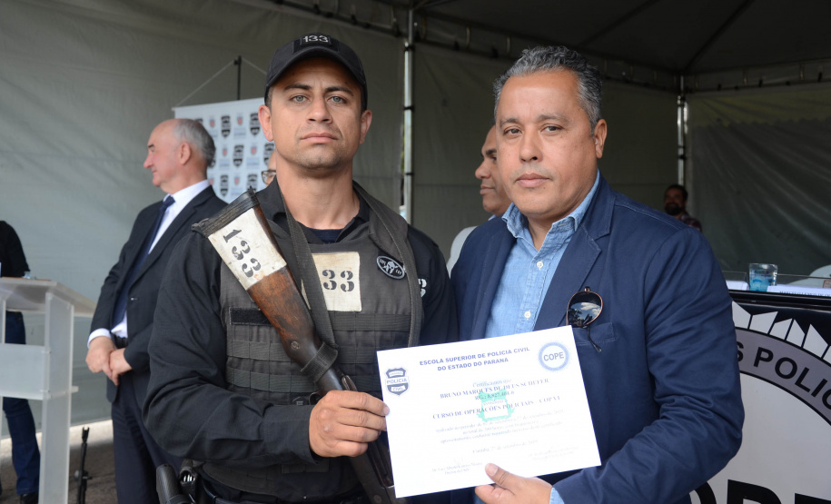 A Polícia Civil do Paraná promoveu uma solenidade de encerramento do 6º Curso de Operações Policiais, nesta sexta-feira (27), nas dependências do Centro de Operações Policiais Especiais. O curso destinado a agentes de segurança pública teve início no dia 2 de setembro com uma turma de 26 alunos. Apenas 15 chegaram ao fim e se formaram, entre eles duas mulheres. Foto: Divulgação/Polícia Civil