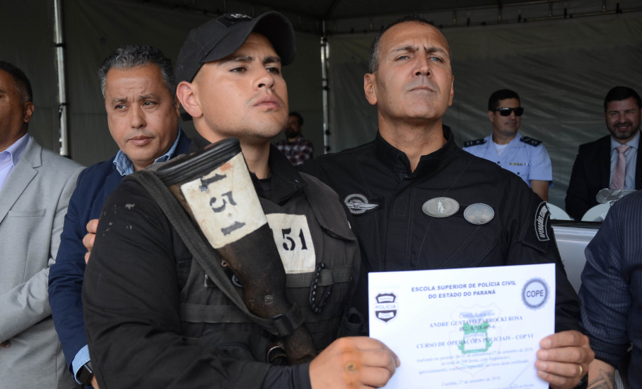 A Polícia Civil do Paraná promoveu uma solenidade de encerramento do 6º Curso de Operações Policiais, nesta sexta-feira (27), nas dependências do Centro de Operações Policiais Especiais. O curso destinado a agentes de segurança pública teve início no dia 2 de setembro com uma turma de 26 alunos. Apenas 15 chegaram ao fim e se formaram, entre eles duas mulheres. Foto: Divulgação/Polícia Civil