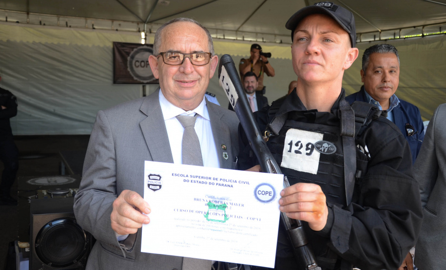 A Polícia Civil do Paraná promoveu uma solenidade de encerramento do 6º Curso de Operações Policiais, nesta sexta-feira (27), nas dependências do Centro de Operações Policiais Especiais. O curso destinado a agentes de segurança pública teve início no dia 2 de setembro com uma turma de 26 alunos. Apenas 15 chegaram ao fim e se formaram, entre eles duas mulheres. Foto: Divulgação/Polícia Civil