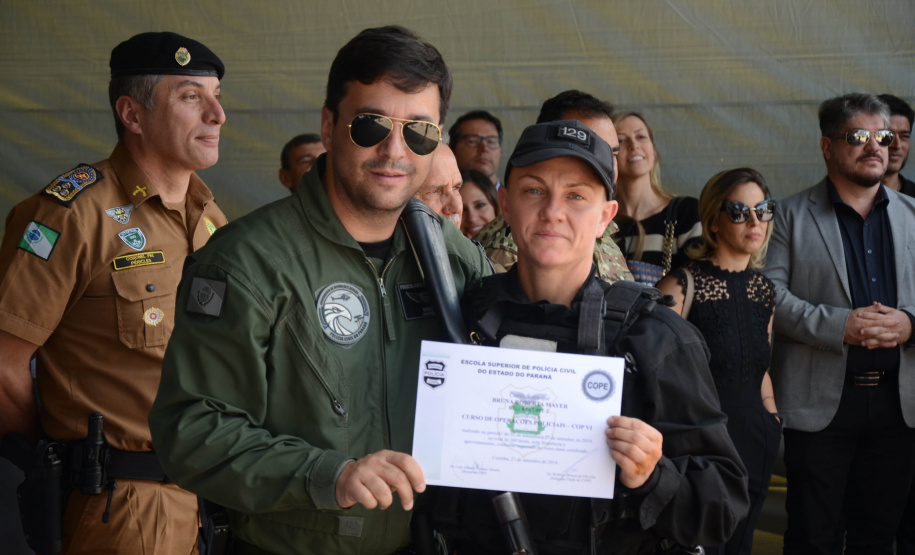 A Polícia Civil do Paraná promoveu uma solenidade de encerramento do 6º Curso de Operações Policiais, nesta sexta-feira (27), nas dependências do Centro de Operações Policiais Especiais. O curso destinado a agentes de segurança pública teve início no dia 2 de setembro com uma turma de 26 alunos. Apenas 15 chegaram ao fim e se formaram, entre eles duas mulheres. Foto: Divulgação/Polícia Civil