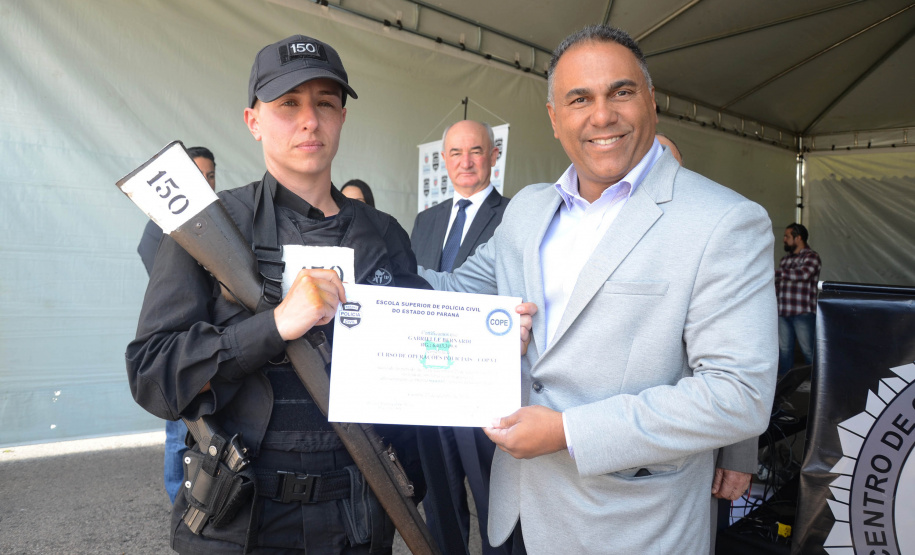 A Polícia Civil do Paraná promoveu uma solenidade de encerramento do 6º Curso de Operações Policiais, nesta sexta-feira (27), nas dependências do Centro de Operações Policiais Especiais. O curso destinado a agentes de segurança pública teve início no dia 2 de setembro com uma turma de 26 alunos. Apenas 15 chegaram ao fim e se formaram, entre eles duas mulheres. Foto: Divulgação/Polícia Civil