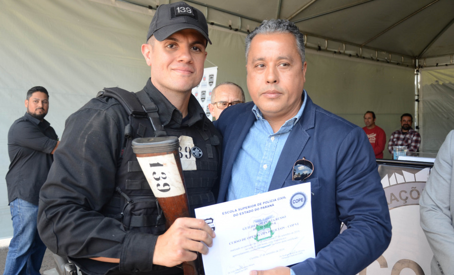 A Polícia Civil do Paraná promoveu uma solenidade de encerramento do 6º Curso de Operações Policiais, nesta sexta-feira (27), nas dependências do Centro de Operações Policiais Especiais. O curso destinado a agentes de segurança pública teve início no dia 2 de setembro com uma turma de 26 alunos. Apenas 15 chegaram ao fim e se formaram, entre eles duas mulheres. Foto: Divulgação/Polícia Civil