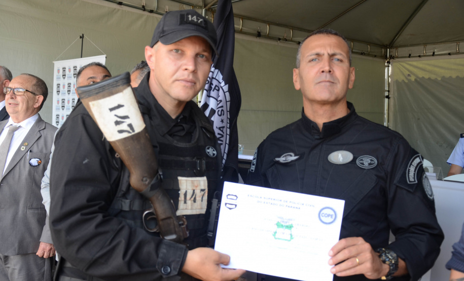 A Polícia Civil do Paraná promoveu uma solenidade de encerramento do 6º Curso de Operações Policiais, nesta sexta-feira (27), nas dependências do Centro de Operações Policiais Especiais. O curso destinado a agentes de segurança pública teve início no dia 2 de setembro com uma turma de 26 alunos. Apenas 15 chegaram ao fim e se formaram, entre eles duas mulheres. Foto: Divulgação/Polícia Civil