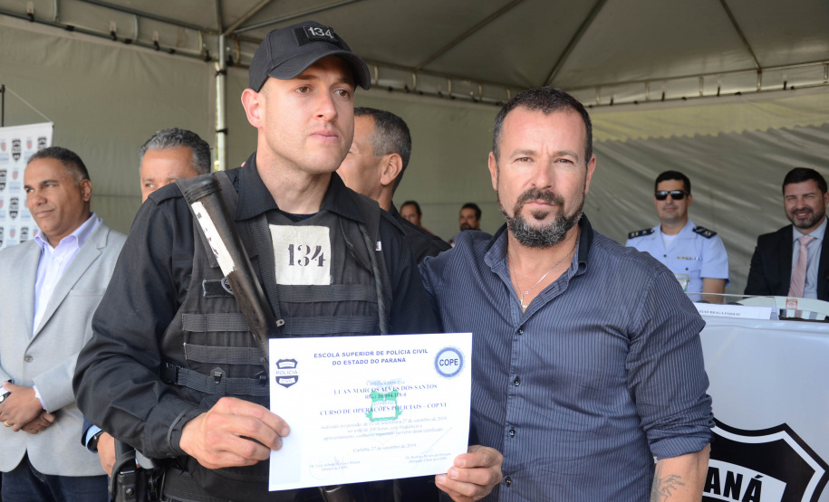 A Polícia Civil do Paraná promoveu uma solenidade de encerramento do 6º Curso de Operações Policiais, nesta sexta-feira (27), nas dependências do Centro de Operações Policiais Especiais. O curso destinado a agentes de segurança pública teve início no dia 2 de setembro com uma turma de 26 alunos. Apenas 15 chegaram ao fim e se formaram, entre eles duas mulheres. Foto: Divulgação/Polícia Civil