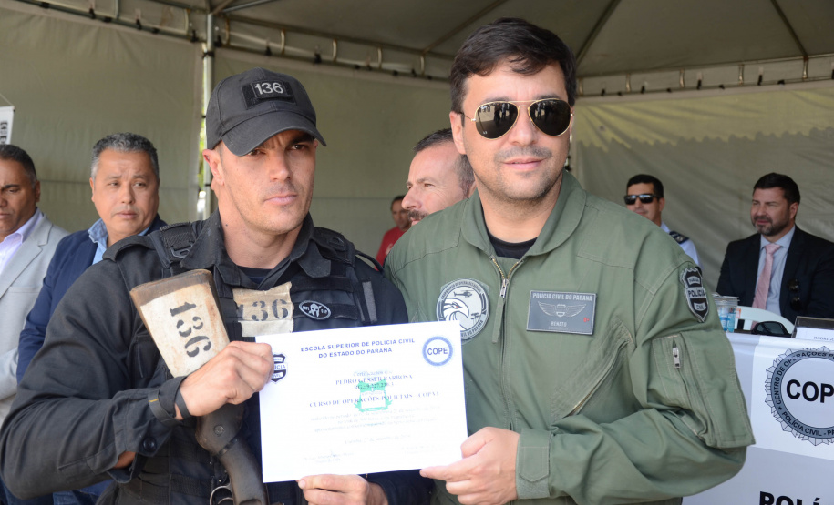 A Polícia Civil do Paraná promoveu uma solenidade de encerramento do 6º Curso de Operações Policiais, nesta sexta-feira (27), nas dependências do Centro de Operações Policiais Especiais. O curso destinado a agentes de segurança pública teve início no dia 2 de setembro com uma turma de 26 alunos. Apenas 15 chegaram ao fim e se formaram, entre eles duas mulheres. Foto: Divulgação/Polícia Civil