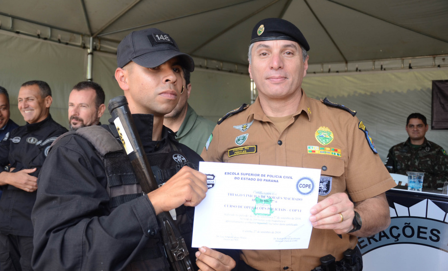 A Polícia Civil do Paraná promoveu uma solenidade de encerramento do 6º Curso de Operações Policiais, nesta sexta-feira (27), nas dependências do Centro de Operações Policiais Especiais. O curso destinado a agentes de segurança pública teve início no dia 2 de setembro com uma turma de 26 alunos. Apenas 15 chegaram ao fim e se formaram, entre eles duas mulheres. Foto: Divulgação/Polícia Civil