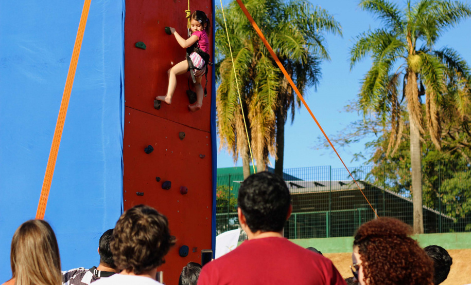 Foz do Iguaçu, no Oeste do Paraná, foi palco do espetáculo de música, luzes e cores neste sábado (28) durante a abertura oficial da 3ª etapa dos Jogos de Aventura e Natureza, que acontece até o próximo fim de semana na região dos municípios lindeiros. Cerca de 10 mil pessoas participaram. Foto: Beto Pacheco