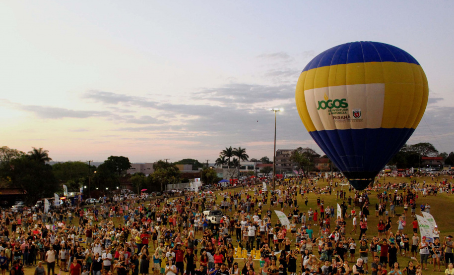 Foz do Iguaçu, no Oeste do Paraná, foi palco do espetáculo de música, luzes e cores neste sábado (28) durante a abertura oficial da 3ª etapa dos Jogos de Aventura e Natureza, que acontece até o próximo fim de semana na região dos municípios lindeiros. Cerca de 10 mil pessoas participaram. Foto: Beto Pacheco