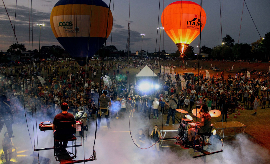 Foz do Iguaçu, no Oeste do Paraná, foi palco do espetáculo de música, luzes e cores neste sábado (28) durante a abertura oficial da 3ª etapa dos Jogos de Aventura e Natureza, que acontece até o próximo fim de semana na região dos municípios lindeiros. Cerca de 10 mil pessoas participaram. Foto: Beto Pacheco