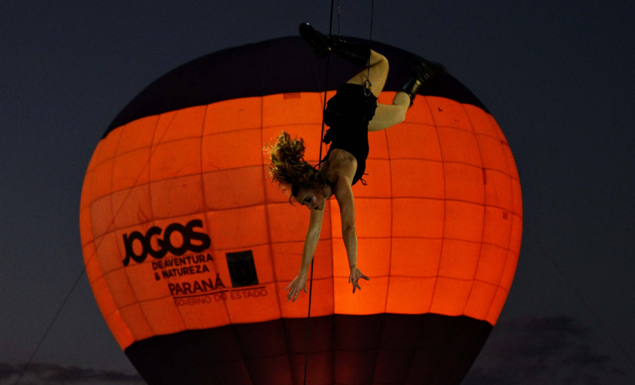 Foz do Iguaçu, no Oeste do Paraná, foi palco do espetáculo de música, luzes e cores neste sábado (28) durante a abertura oficial da 3ª etapa dos Jogos de Aventura e Natureza, que acontece até o próximo fim de semana na região dos municípios lindeiros. Cerca de 10 mil pessoas participaram. Foto: Beto Pacheco
