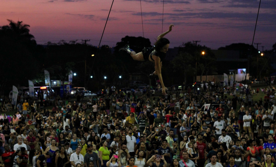 Foz do Iguaçu, no Oeste do Paraná, foi palco do espetáculo de música, luzes e cores neste sábado (28) durante a abertura oficial da 3ª etapa dos Jogos de Aventura e Natureza, que acontece até o próximo fim de semana na região dos municípios lindeiros. Cerca de 10 mil pessoas participaram. Foto: Beto Pacheco