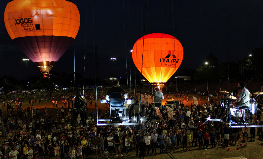 Foz do Iguaçu, no Oeste do Paraná, foi palco do espetáculo de música, luzes e cores neste sábado (28) durante a abertura oficial da 3ª etapa dos Jogos de Aventura e Natureza, que acontece até o próximo fim de semana na região dos municípios lindeiros. Cerca de 10 mil pessoas participaram. Foto: Beto Pacheco