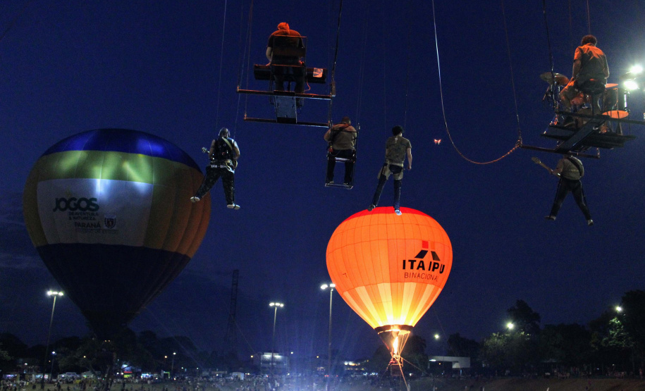 Foz do Iguaçu, no Oeste do Paraná, foi palco do espetáculo de música, luzes e cores neste sábado (28) durante a abertura oficial da 3ª etapa dos Jogos de Aventura e Natureza, que acontece até o próximo fim de semana na região dos municípios lindeiros. Cerca de 10 mil pessoas participaram. Foto: Beto Pacheco