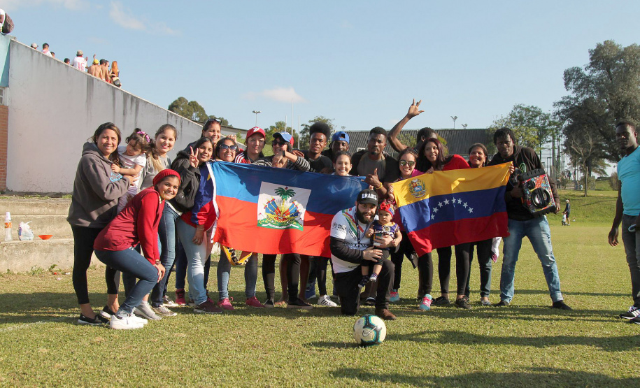 Depois de dois dias de disputas, a seleção da Colômbia sagrou-se a campeã da etapa paranaense da Copa dos Refugiados e Migrantes 2019. Na final, realizada neste domingo (29), no estádio do Pinhão, de São José dos Pinhais, os colombianos venceram o time da Argentina nos pênaltis, após empate por 1 a 1, e representarão o Paraná e seu país de origem na etapa final no Maracanã (Rio de Janeiro), com os vencedores de cada estado. Foto: Divulgação/SEJUF