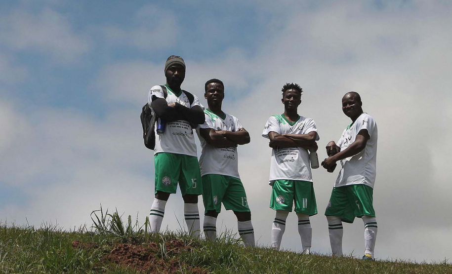 Depois de dois dias de disputas, a seleção da Colômbia sagrou-se a campeã da etapa paranaense da Copa dos Refugiados e Migrantes 2019. Na final, realizada neste domingo (29), no estádio do Pinhão, de São José dos Pinhais, os colombianos venceram o time da Argentina nos pênaltis, após empate por 1 a 1, e representarão o Paraná e seu país de origem na etapa final no Maracanã (Rio de Janeiro), com os vencedores de cada estado. Foto: Divulgação/SEJUF