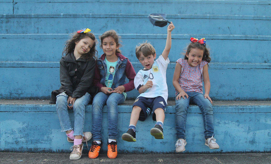 Depois de dois dias de disputas, a seleção da Colômbia sagrou-se a campeã da etapa paranaense da Copa dos Refugiados e Migrantes 2019. Na final, realizada neste domingo (29), no estádio do Pinhão, de São José dos Pinhais, os colombianos venceram o time da Argentina nos pênaltis, após empate por 1 a 1, e representarão o Paraná e seu país de origem na etapa final no Maracanã (Rio de Janeiro), com os vencedores de cada estado. Foto: Divulgação/SEJUF