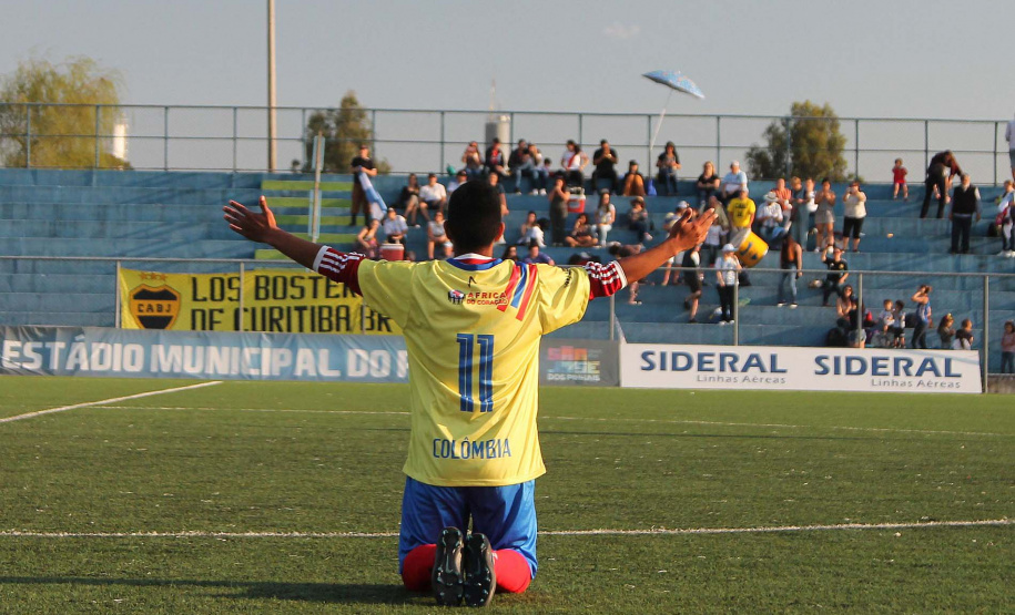 Depois de dois dias de disputas, a seleção da Colômbia sagrou-se a campeã da etapa paranaense da Copa dos Refugiados e Migrantes 2019. Na final, realizada neste domingo (29), no estádio do Pinhão, de São José dos Pinhais, os colombianos venceram o time da Argentina nos pênaltis, após empate por 1 a 1, e representarão o Paraná e seu país de origem na etapa final no Maracanã (Rio de Janeiro), com os vencedores de cada estado. Foto: Divulgação/SEJUF