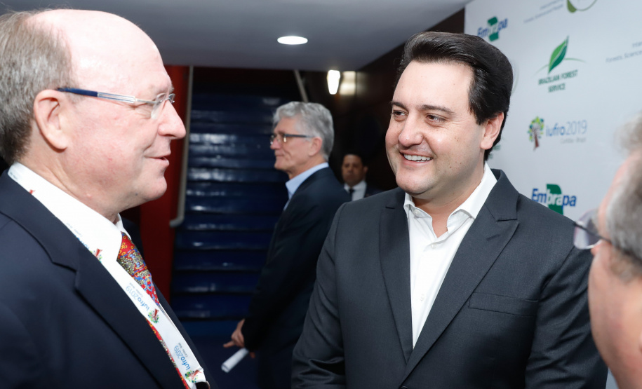 O governador Carlos Massa Ratinho Junior participou nesta segunda-feira (30), em Curitiba, da abertura do Congresso Mundial da União Internacional de Organizações de Pesquisa Florestal (IUFRO, da sigla em inglês). Esta é a 25ª edição do evento e a primeira vez que acontece na América Latina, reunindo cerca de 3,2 mil pesquisadores, de 114 países.