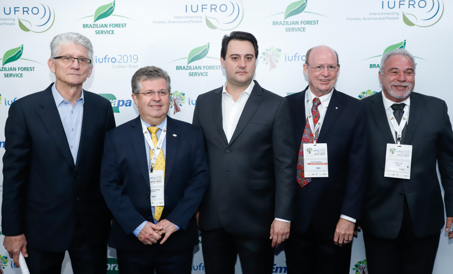 O governador Carlos Massa Ratinho Junior participou nesta segunda-feira (30), em Curitiba, da abertura do Congresso Mundial da União Internacional de Organizações de Pesquisa Florestal (IUFRO, da sigla em inglês). Esta é a 25ª edição do evento e a primeira vez que acontece na América Latina, reunindo cerca de 3,2 mil pesquisadores, de 114 países.