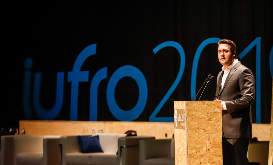 O governador Carlos Massa Ratinho Junior participou nesta segunda-feira (30), em Curitiba, da abertura do Congresso Mundial da União Internacional de Organizações de Pesquisa Florestal (IUFRO, da sigla em inglês). Esta é a 25ª edição do evento e a primeira vez que acontece na América Latina, reunindo cerca de 3,2 mil pesquisadores, de 114 países.