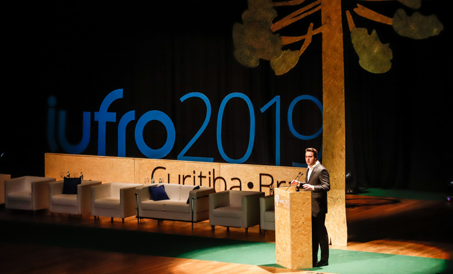 O governador Carlos Massa Ratinho Junior participou nesta segunda-feira (30), em Curitiba, da abertura do Congresso Mundial da União Internacional de Organizações de Pesquisa Florestal (IUFRO, da sigla em inglês). Esta é a 25ª edição do evento e a primeira vez que acontece na América Latina, reunindo cerca de 3,2 mil pesquisadores, de 114 países.