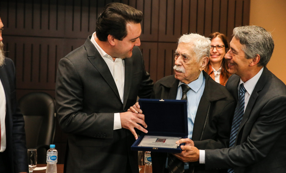 O governador Carlos Massa Ratinho Junior entrega homenagem ao investigador Deonysio Lins  nesta segunda-feira (30), da comemoração do aniversário de 166 anos da Polícia Civil no Paraná na sede da OAB Paraná, em Curitiba .   30/09/2019 - Foto: Geraldo Bubniak/AEN