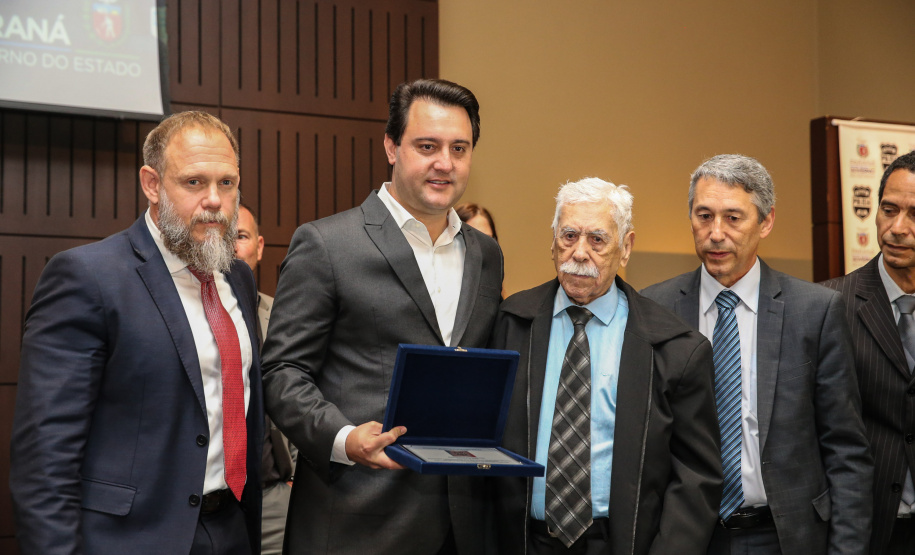 O governador Carlos Massa Ratinho Junior entrega homenagem ao investigador Deonysio Lins  nesta segunda-feira (30), da comemoração do aniversário de 166 anos da Polícia Civil no Paraná na sede da OAB Paraná, em Curitiba .   30/09/2019 - Foto: Geraldo Bubniak/AEN