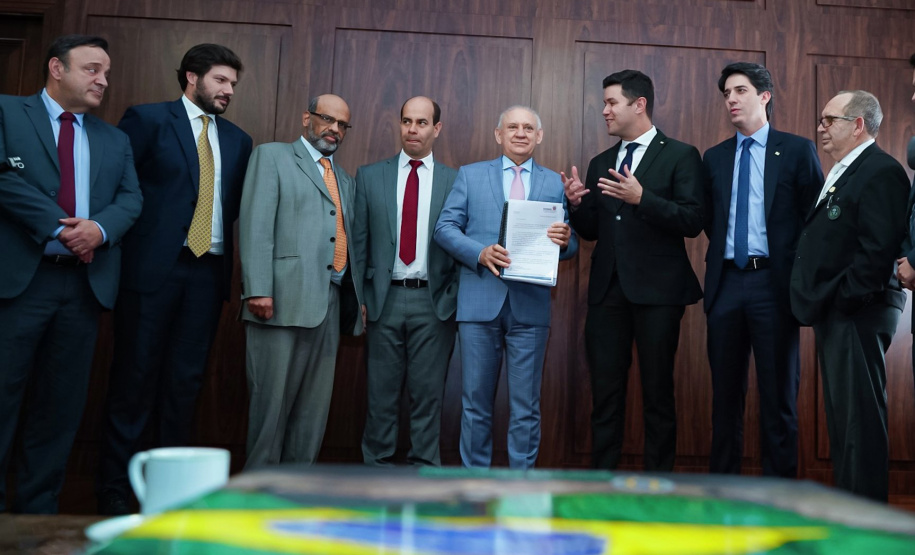 O Governo do Paraná irá trabalhar com um orçamento total de R$ 49,9 bilhões em 2020. R$ 35,2 bilhões serão direcionados às secretarias do Executivo, R$ 11 bilhões para o regime próprio da previdência e R$ 3,7 bilhões para investimentos das estatais. A previsão consta do projeto da Lei Orçamentária Anual (LOA) entregue nesta segunda-feira (30) pelo chefe da Casa Civil, Guto Silva, ao presidente da Assembleia Legislativa, Ademar Traiano.Foto: Guilherme Flores/Casa Civil