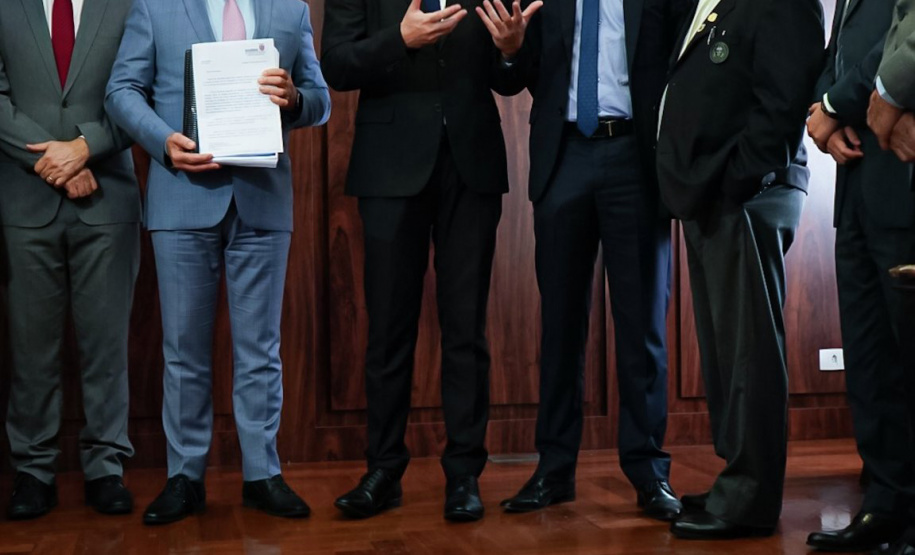 O Governo do Paraná irá trabalhar com um orçamento total de R$ 49,9 bilhões em 2020. R$ 35,2 bilhões serão direcionados às secretarias do Executivo, R$ 11 bilhões para o regime próprio da previdência e R$ 3,7 bilhões para investimentos das estatais. A previsão consta do projeto da Lei Orçamentária Anual (LOA) entregue nesta segunda-feira (30) pelo chefe da Casa Civil, Guto Silva, ao presidente da Assembleia Legislativa, Ademar Traiano.Foto: Guilherme Flores/Casa Civil