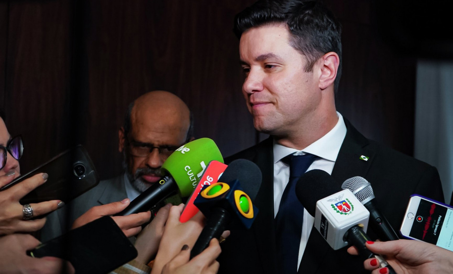 O Governo do Paraná irá trabalhar com um orçamento total de R$ 49,9 bilhões em 2020. R$ 35,2 bilhões serão direcionados às secretarias do Executivo, R$ 11 bilhões para o regime próprio da previdência e R$ 3,7 bilhões para investimentos das estatais. A previsão consta do projeto da Lei Orçamentária Anual (LOA) entregue nesta segunda-feira (30) pelo chefe da Casa Civil, Guto Silva, ao presidente da Assembleia Legislativa, Ademar Traiano.Foto: Guilherme Flores/Casa Civil