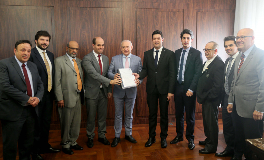 O Governo do Estado encaminhou nesta segunda-feira (30) para análise a Assembleia Legislativa o Plano Plurianual 2020-2023 (PPA). O documento foi entregue ao deputado Ademar Traiano pelos secretários do Planejamento e Projetos Estruturantes, Valdemar Bernardo Jorge, da Fazenda, Renê Garcia, e pelo chefe da Casa Civil, Guto Silva. Foto: Orlando Kissner/ALEP