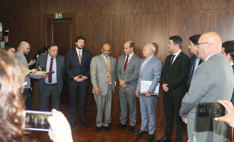 O Governo do Estado encaminhou nesta segunda-feira (30) para análise a Assembleia Legislativa o Plano Plurianual 2020-2023 (PPA). O documento foi entregue ao deputado Ademar Traiano pelos secretários do Planejamento e Projetos Estruturantes, Valdemar Bernardo Jorge, da Fazenda, Renê Garcia, e pelo chefe da Casa Civil, Guto Silva. Foto: Orlando Kissner/ALEP