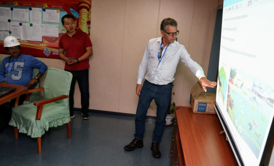 Líderes de duas comunidades pesqueiras do entorno dos Portos do Paraná, representantes das ilhas de Eufrasina e Amparo, participaram da oficina de educação ambiental com a tripulação a bordo da embarcação que faz a dragagem de manutenção dos Portos de Paranaguá e Antonina. Foto: Claudio Neves/Portos do Paraná