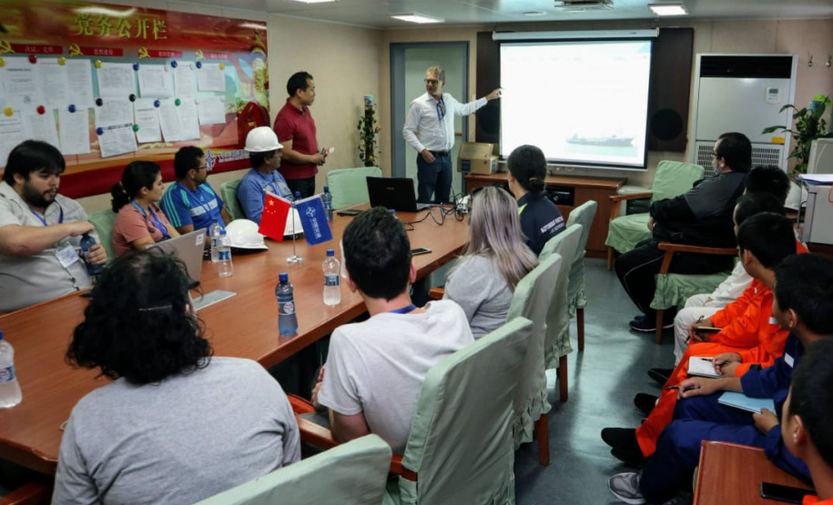Líderes de duas comunidades pesqueiras do entorno dos Portos do Paraná, representantes das ilhas de Eufrasina e Amparo, participaram da oficina de educação ambiental com a tripulação a bordo da embarcação que faz a dragagem de manutenção dos Portos de Paranaguá e Antonina. Foto: Claudio Neves/Portos do Paraná