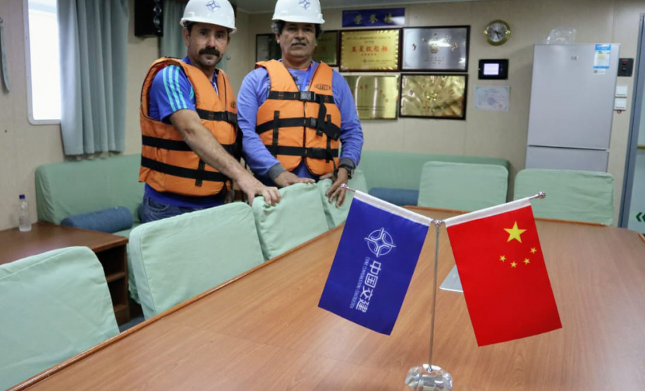 Líderes de duas comunidades pesqueiras do entorno dos Portos do Paraná, representantes das ilhas de Eufrasina e Amparo, participaram da oficina de educação ambiental com a tripulação a bordo da embarcação que faz a dragagem de manutenção dos Portos de Paranaguá e Antonina. Foto: Claudio Neves/Portos do Paraná