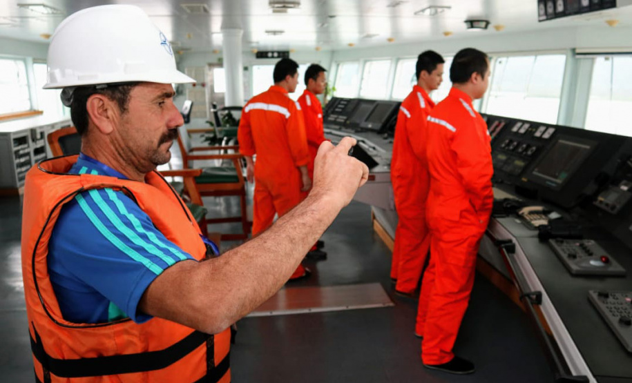 Líderes de duas comunidades pesqueiras do entorno dos Portos do Paraná, representantes das ilhas de Eufrasina e Amparo, participaram da oficina de educação ambiental com a tripulação a bordo da embarcação que faz a dragagem de manutenção dos Portos de Paranaguá e Antonina. Foto: Claudio Neves/Portos do Paraná