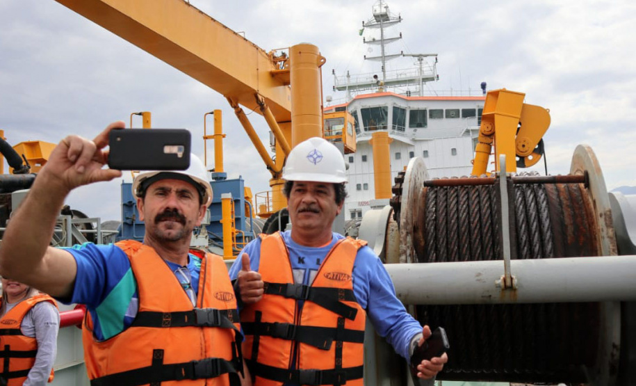 Líderes de duas comunidades pesqueiras do entorno dos Portos do Paraná, representantes das ilhas de Eufrasina e Amparo, participaram da oficina de educação ambiental com a tripulação a bordo da embarcação que faz a dragagem de manutenção dos Portos de Paranaguá e Antonina. Foto: Claudio Neves/Portos do Paraná