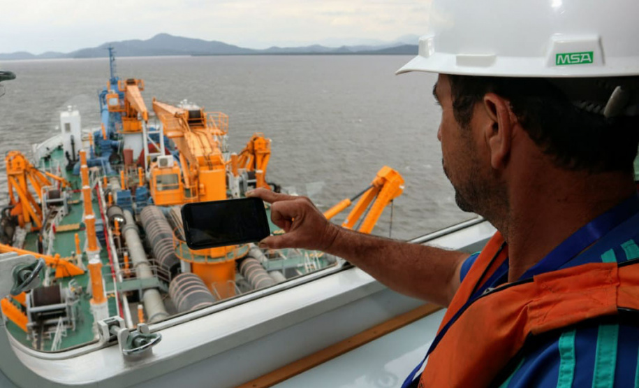 Líderes de duas comunidades pesqueiras do entorno dos Portos do Paraná, representantes das ilhas de Eufrasina e Amparo, participaram da oficina de educação ambiental com a tripulação a bordo da embarcação que faz a dragagem de manutenção dos Portos de Paranaguá e Antonina. Foto: Claudio Neves/Portos do Paraná