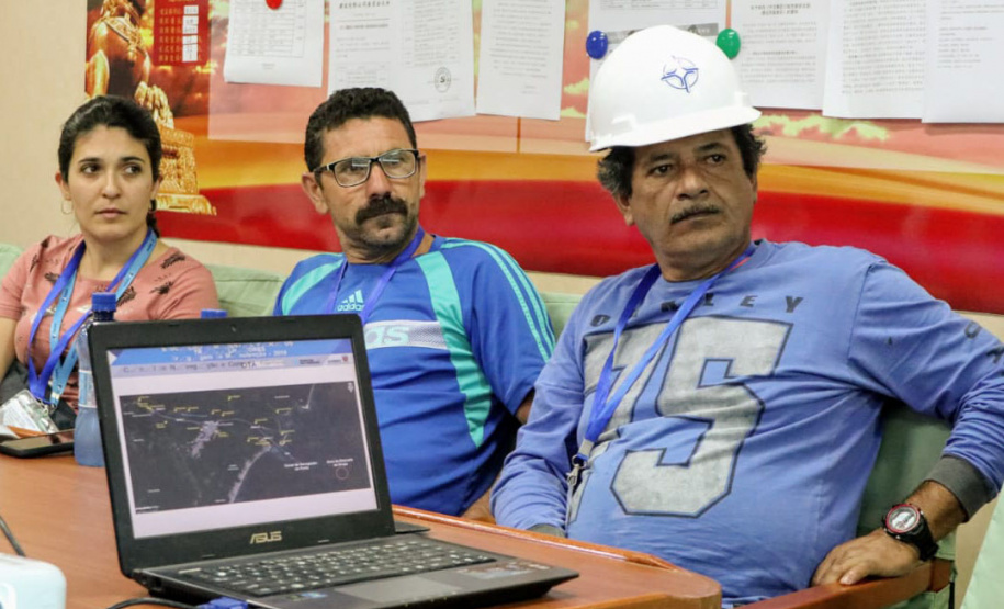 Líderes de duas comunidades pesqueiras do entorno dos Portos do Paraná, representantes das ilhas de Eufrasina e Amparo, participaram da oficina de educação ambiental com a tripulação a bordo da embarcação que faz a dragagem de manutenção dos Portos de Paranaguá e Antonina. Foto: Claudio Neves/Portos do Paraná