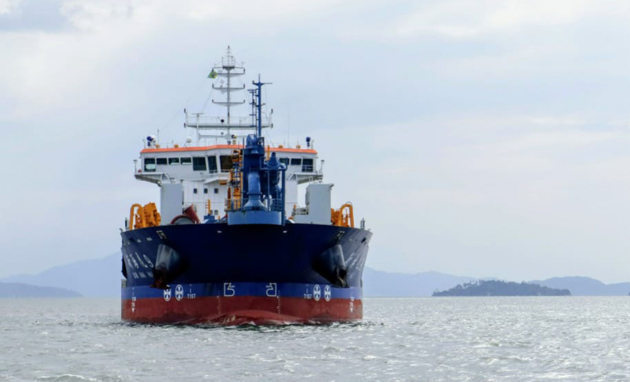 Líderes de duas comunidades pesqueiras do entorno dos Portos do Paraná, representantes das ilhas de Eufrasina e Amparo, participaram da oficina de educação ambiental com a tripulação a bordo da embarcação que faz a dragagem de manutenção dos Portos de Paranaguá e Antonina. Foto: Claudio Neves/Portos do Paraná