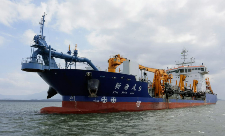 Líderes de duas comunidades pesqueiras do entorno dos Portos do Paraná, representantes das ilhas de Eufrasina e Amparo, participaram da oficina de educação ambiental com a tripulação a bordo da embarcação que faz a dragagem de manutenção dos Portos de Paranaguá e Antonina. Foto: Claudio Neves/Portos do Paraná