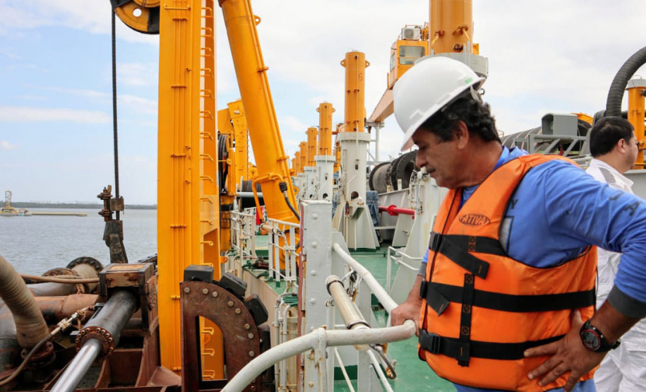 Líderes de duas comunidades pesqueiras do entorno dos Portos do Paraná, representantes das ilhas de Eufrasina e Amparo, participaram da oficina de educação ambiental com a tripulação a bordo da embarcação que faz a dragagem de manutenção dos Portos de Paranaguá e Antonina. Foto: Claudio Neves/Portos do Paraná