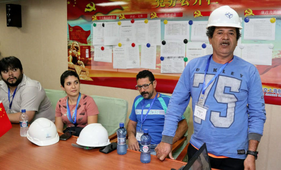 Líderes de duas comunidades pesqueiras do entorno dos Portos do Paraná, representantes das ilhas de Eufrasina e Amparo, participaram da oficina de educação ambiental com a tripulação a bordo da embarcação que faz a dragagem de manutenção dos Portos de Paranaguá e Antonina. Foto: Claudio Neves/Portos do Paraná