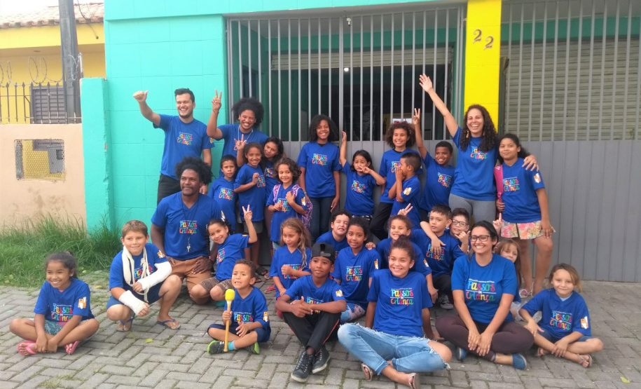 Crianças e adolescentes da Vila Torres, em Curitiba, ganharão um apoio extra para o seu desenvolvimento. O Governo do Estado destina R$ 80,6 mil para a Passos da Criança, uma instituição da localidade que busca promover a colaboração, interação e desenvolvimento mútuo através de vínculos que integram a criança e o adolescente com a família e a comunidade. O repasse foi feito pela Secretaria da Justiça, Família e Trabalho e foi assinado pelo secretário Ney Leprevost.Foto: Divulgação/SEJUF