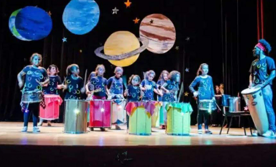 Crianças e adolescentes da Vila Torres, em Curitiba, ganharão um apoio extra para o seu desenvolvimento. O Governo do Estado destina R$ 80,6 mil para a Passos da Criança, uma instituição da localidade que busca promover a colaboração, interação e desenvolvimento mútuo através de vínculos que integram a criança e o adolescente com a família e a comunidade. O repasse foi feito pela Secretaria da Justiça, Família e Trabalho e foi assinado pelo secretário Ney Leprevost.Foto: Divulgação/SEJUF