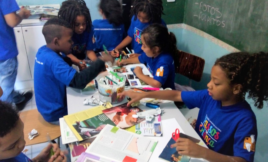 Crianças e adolescentes da Vila Torres, em Curitiba, ganharão um apoio extra para o seu desenvolvimento. O Governo do Estado destina R$ 80,6 mil para a Passos da Criança, uma instituição da localidade que busca promover a colaboração, interação e desenvolvimento mútuo através de vínculos que integram a criança e o adolescente com a família e a comunidade. O repasse foi feito pela Secretaria da Justiça, Família e Trabalho e foi assinado pelo secretário Ney Leprevost.Foto: Divulgação/SEJUF