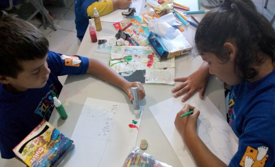 Crianças e adolescentes da Vila Torres, em Curitiba, ganharão um apoio extra para o seu desenvolvimento. O Governo do Estado destina R$ 80,6 mil para a Passos da Criança, uma instituição da localidade que busca promover a colaboração, interação e desenvolvimento mútuo através de vínculos que integram a criança e o adolescente com a família e a comunidade. O repasse foi feito pela Secretaria da Justiça, Família e Trabalho e foi assinado pelo secretário Ney Leprevost.Foto: Divulgação/SEJUF