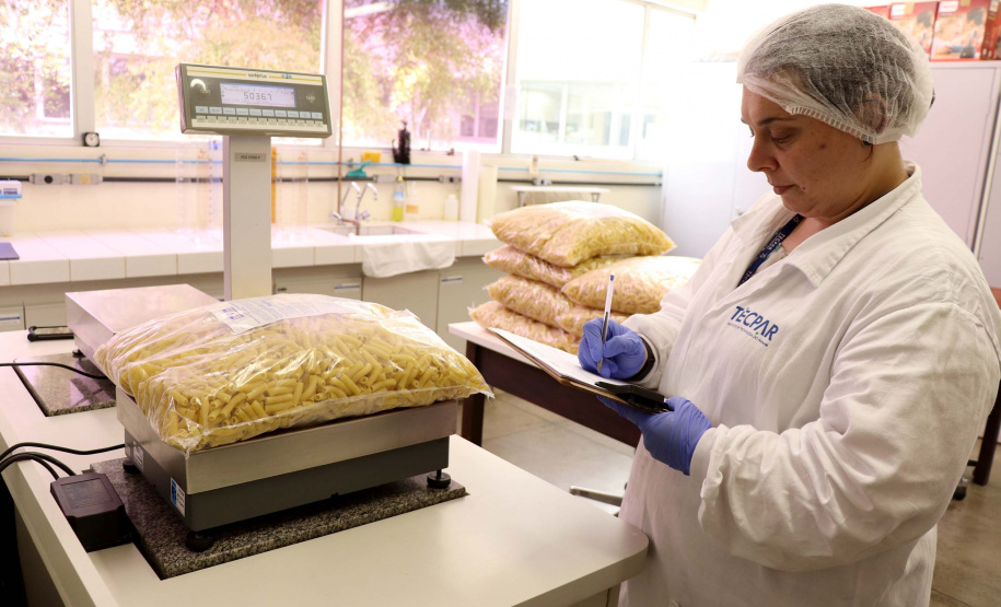 O Tecpar (Instituto de Tecnologia do Paraná) analisa a qualidade da alimentação escolar fornecida pelo Instituto Paranaense de Desenvolvimento Educacional (Fundepar) para estabelecimentos de ensino há sete anos e, desde então, cerca de 2,4 mil amostras de alimentos foram analisadas, com uma taxa de aprovação de 91%. Foto: Divulgação/Tecpar