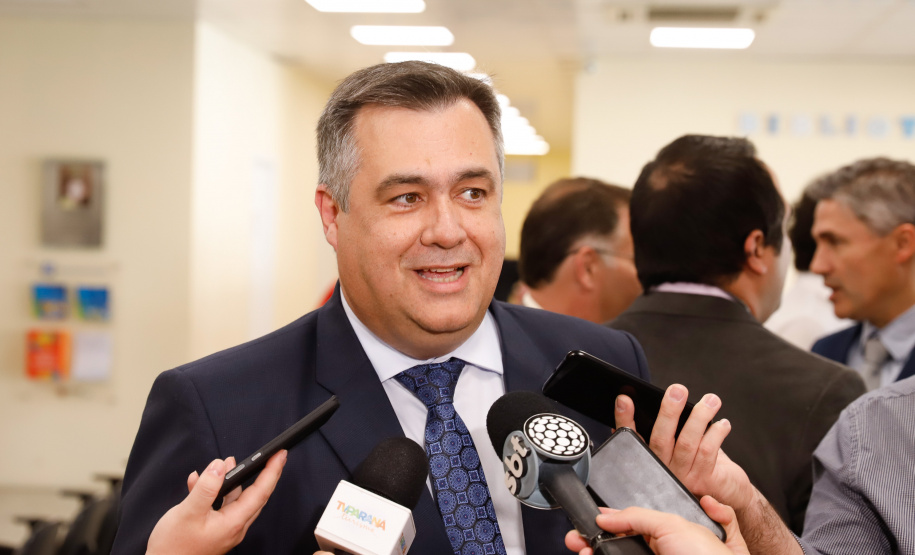 O Hospital de Reabilitação Ana Carolina Moura Xavier (CHR), de Curitiba, recebe dez novos leitos de Unidade de Terapia Intensiva (UTI). O espaço estava fechado há dez anos e foi inaugurado pelo governador Carlos Massa Ratinho Junior nesta terça-feira (1°). O investimento da Secretaria da Saúde na abertura da UTI é de R$ 1,5 milhão.