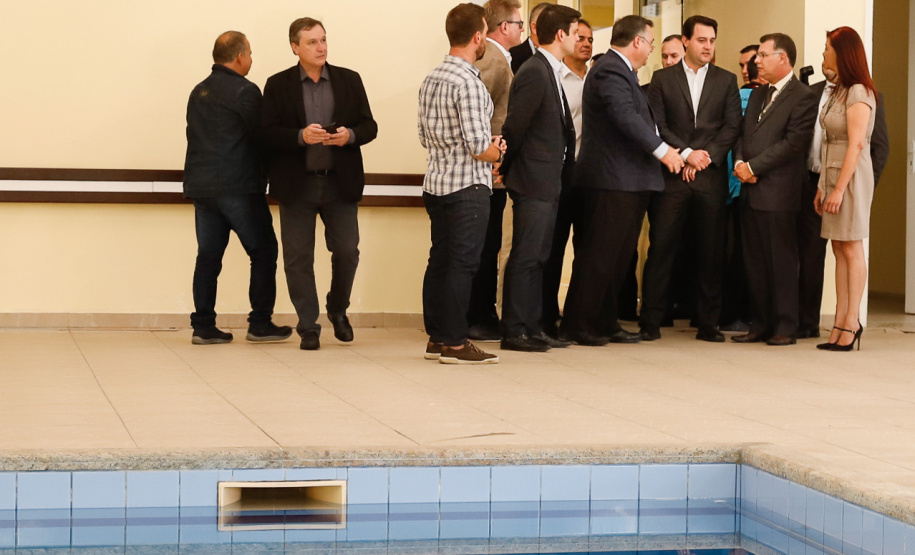 O Hospital de Reabilitação Ana Carolina Moura Xavier (CHR), de Curitiba, recebe dez novos leitos de Unidade de Terapia Intensiva (UTI). O espaço estava fechado há dez anos e foi inaugurado pelo governador Carlos Massa Ratinho Junior nesta terça-feira (1°). O investimento da Secretaria da Saúde na abertura da UTI é de R$ 1,5 milhão.